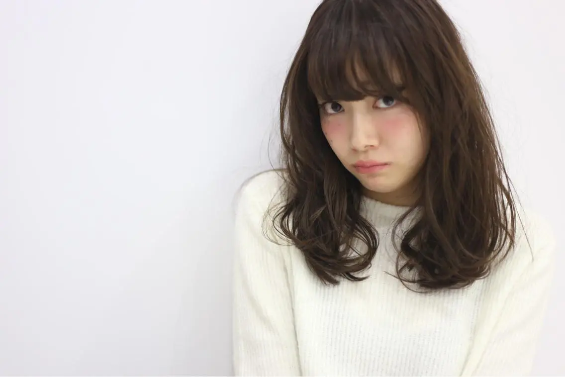 セミロング カラー TAI透明カラー 柔らかい縮毛矯正のヘアスタイル