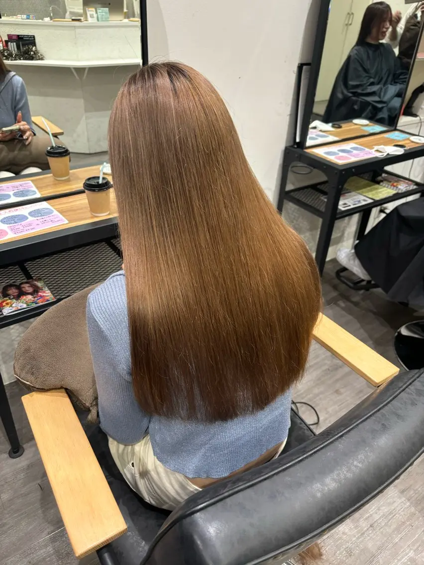 ミディアム カラー ブラウンカラー ミルクティーブラウン cocotte宜喜 弘希のヘアスタイル