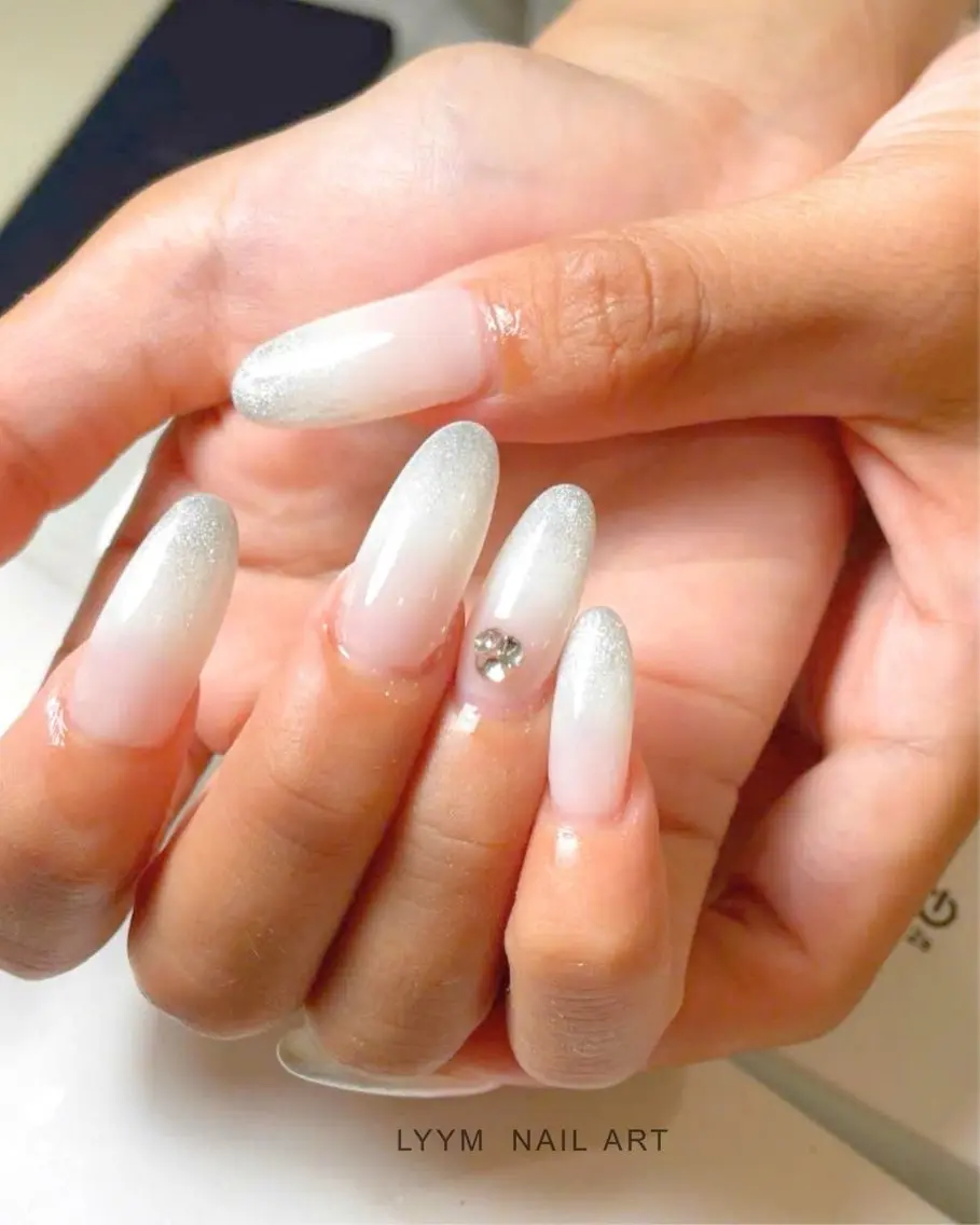 ネイル グラデーション 韓国ネイル シルバー シンプルネイル ホワイト ハンドネイル LYYM Salonのネイルデザイン