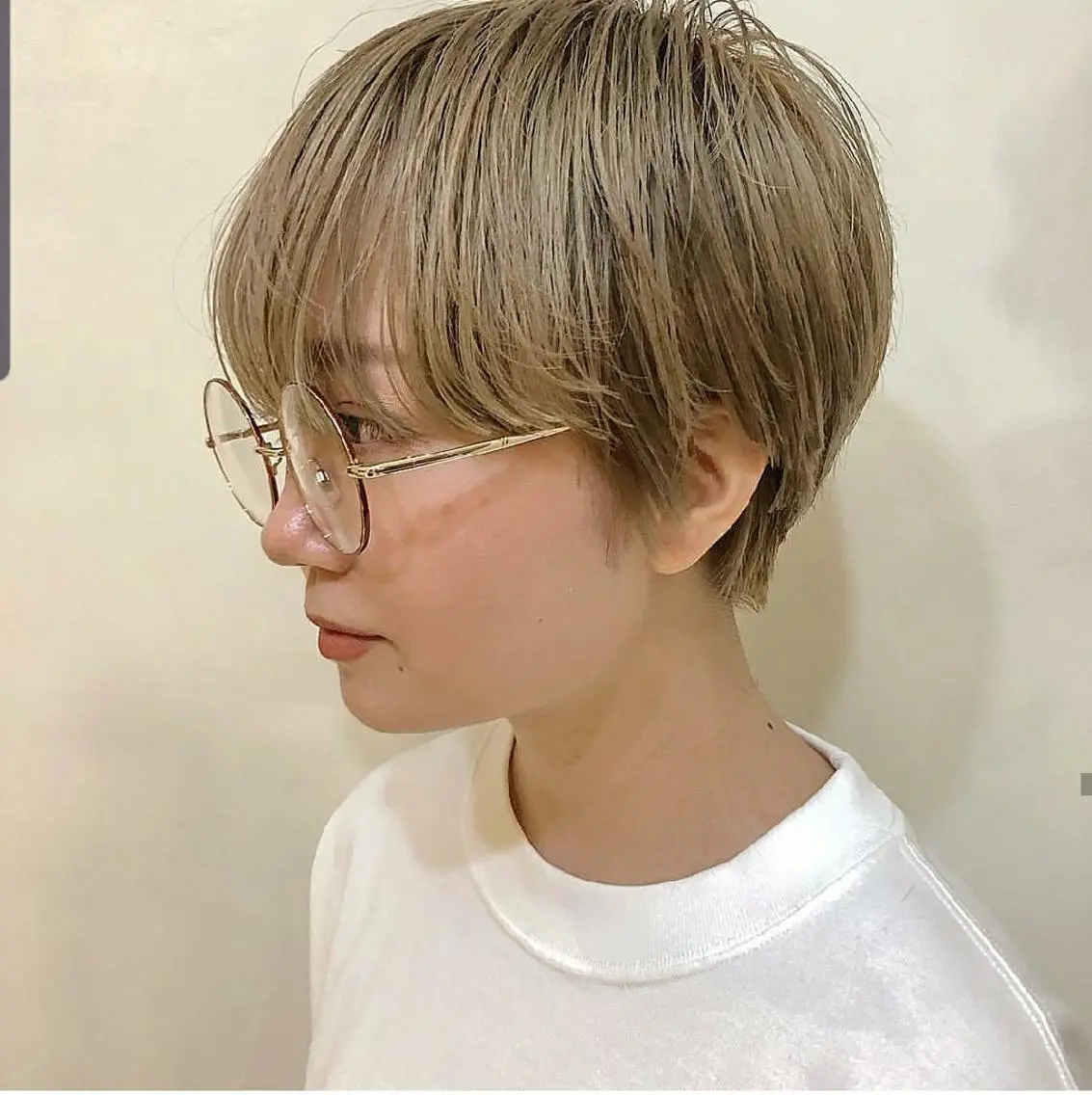 ショート カラー ハンサムショート ベージュカラー ブリーチ 外国人風カラー ショートヘア 韓国レイヤー suzuのヘアスタイル