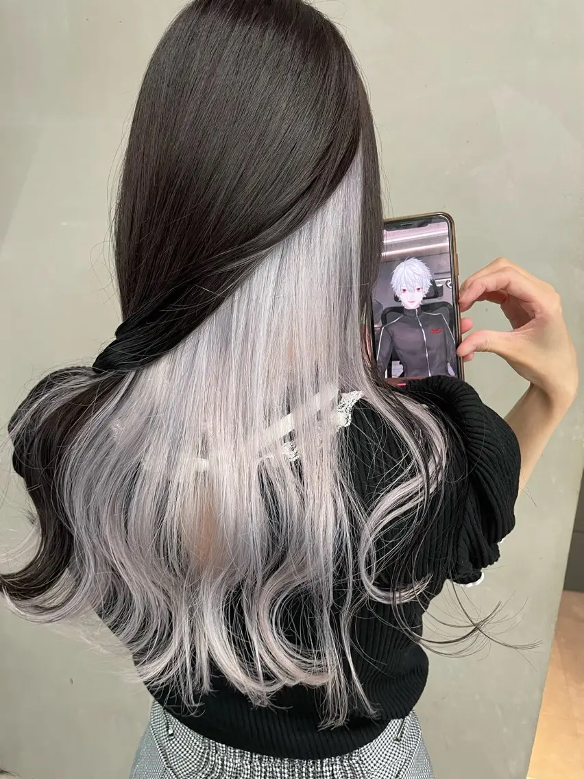 セミロング カラー インナーカラー 推し ブリーチ 髪質改善のヘアスタイル