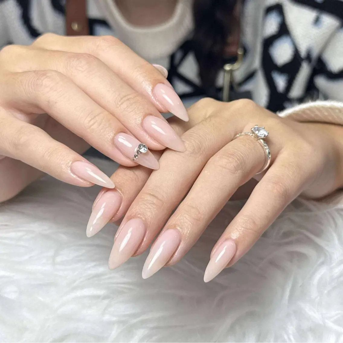 ネイル オーロラネイル ボルドー ブラウン 氷ネイル・うるうるネイル キラキラネイル ハンドネイル Julli NailStudioのネイルデザイン