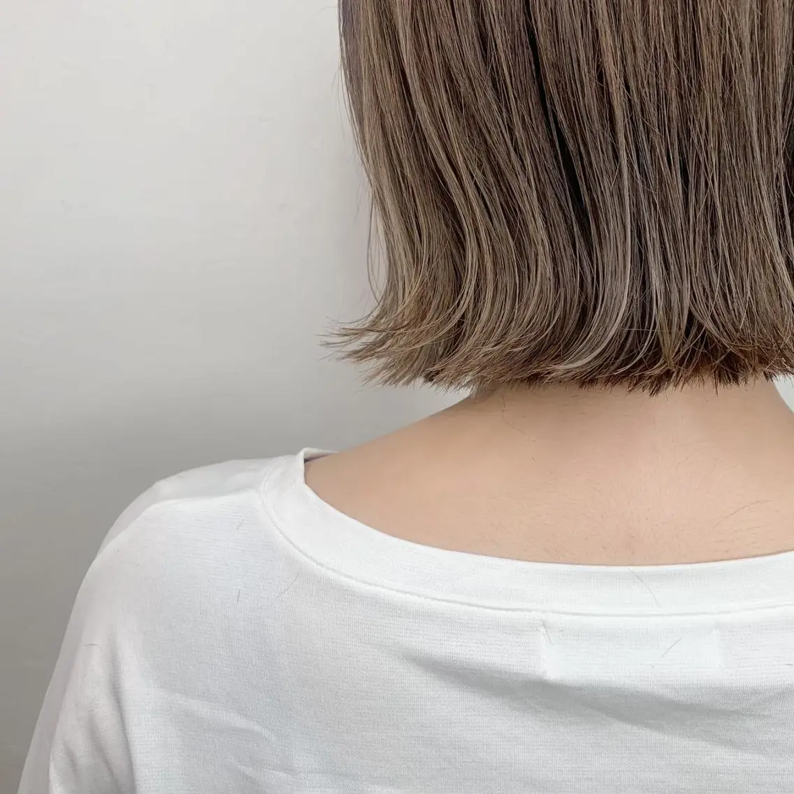 ミディアム ボブ 斜めバング 外国人風カラー 伸ばしかけ ハイライト ＿WHITE鳳店 アンダーバーホワイトのヘアスタイル