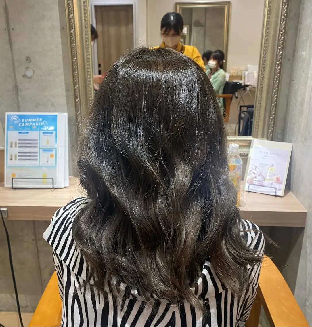 セミロング カラー ブリーチ グレージュ yuzuki Agu臼井のヘアスタイル