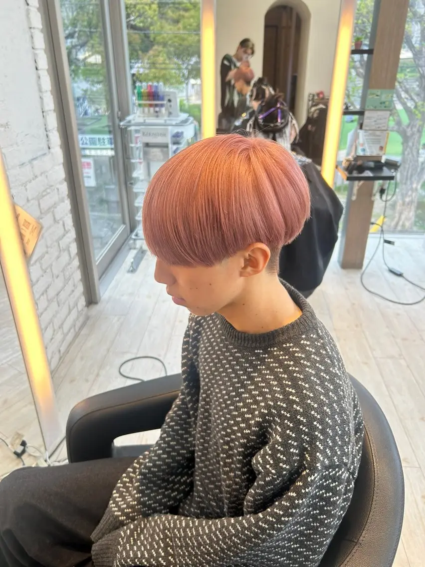 カラー メンズ メンズブリーチ ベージュカラー ブリーチ ピンクカラー ピンクベージュ カット ヘアカラー トリートメント 有働由良／ハイトーン ／韓国メンズヘアのヘアスタイル