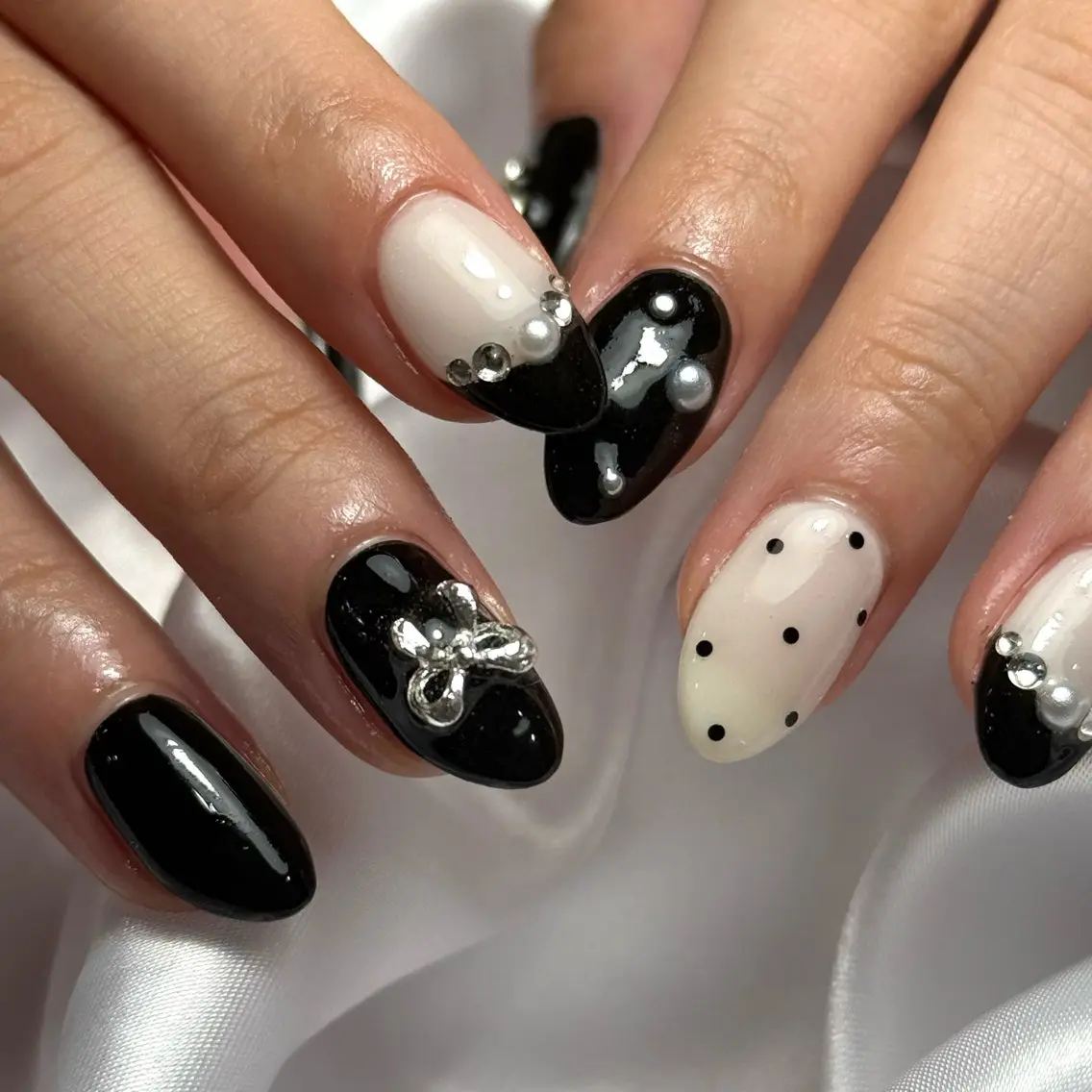 ネイル ドット フレンチネイル ガーリー ホワイト Ray nail natsu🎀のネイルデザイン