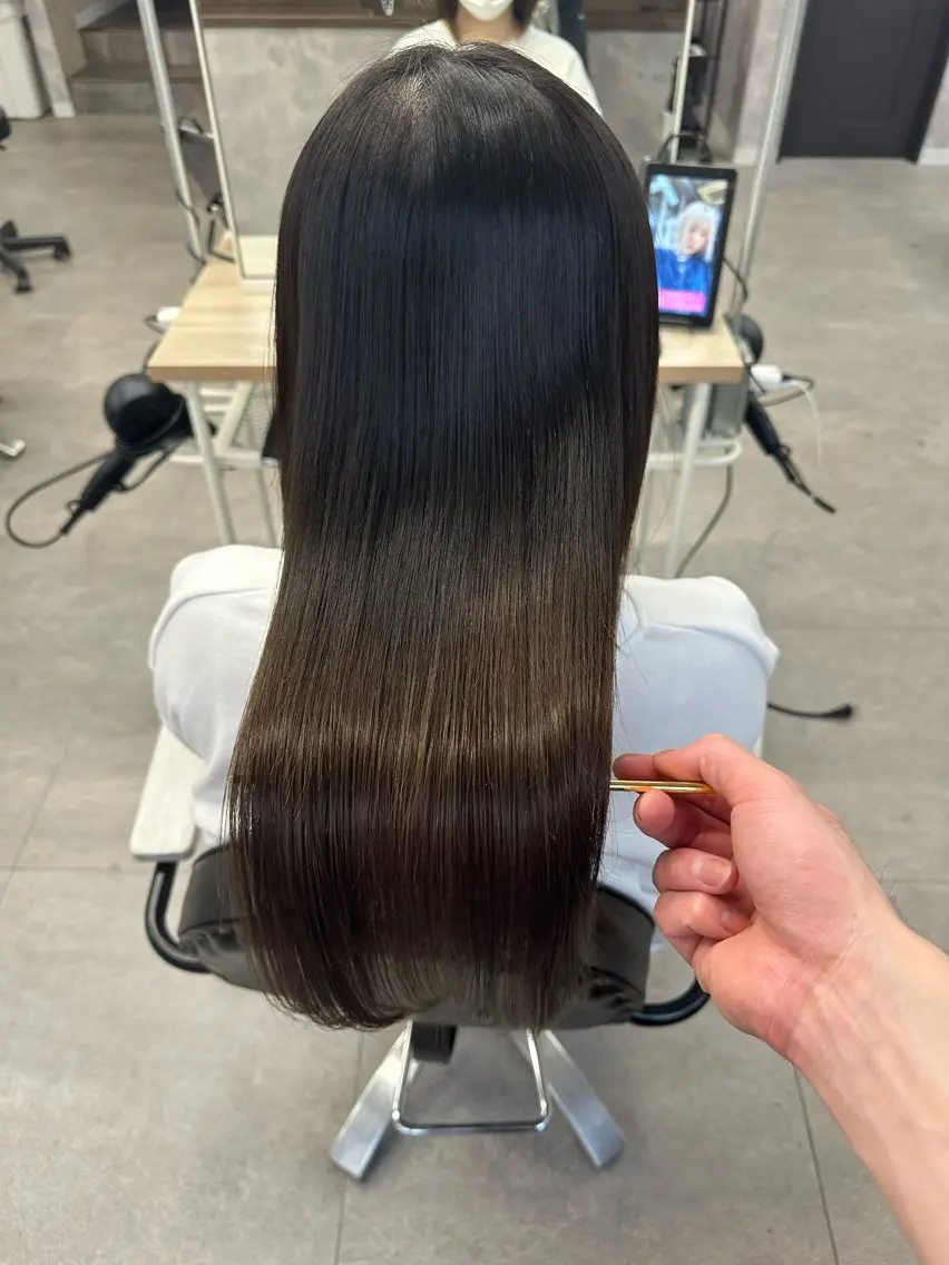 ロング カット ヘアカラー トリートメント 艶髪、髪質改善 富田隼仁のヘアスタイル