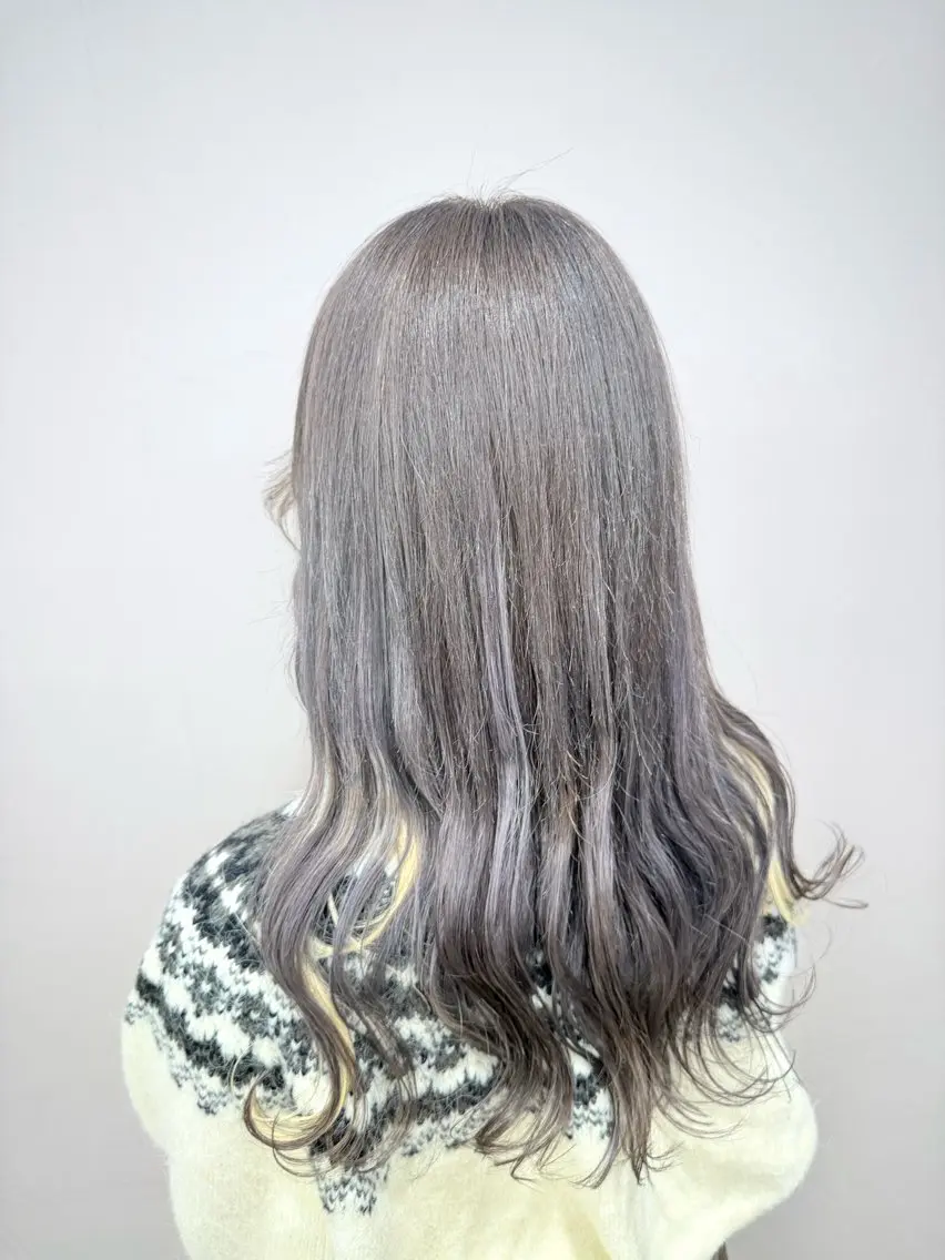 セミロング カラー デザインカラー イヤリングカラー グレージュ ハイトーンカラー Mizuki 🐰🌟のヘアスタイル