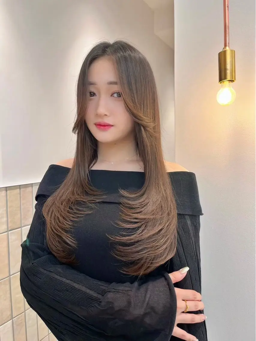 ロング くびれヘア 韓国風ヘア レイヤーカット ロング 小顔カット カット ヘアカラー トリートメント 小顔レイヤー/顔周り 艶髪カラー/金山のヘアスタイル