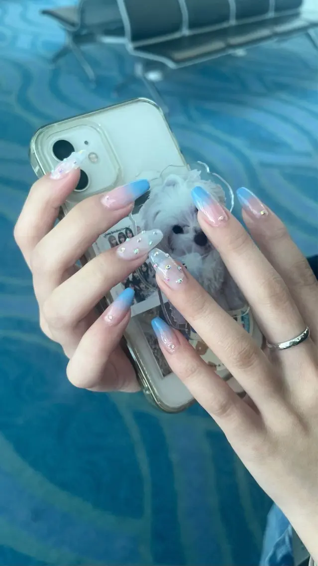 ネイル ブルー グラデーション 𝙃𝙞𝙣𝙖 M.SLASH 🎀のネイルデザイン