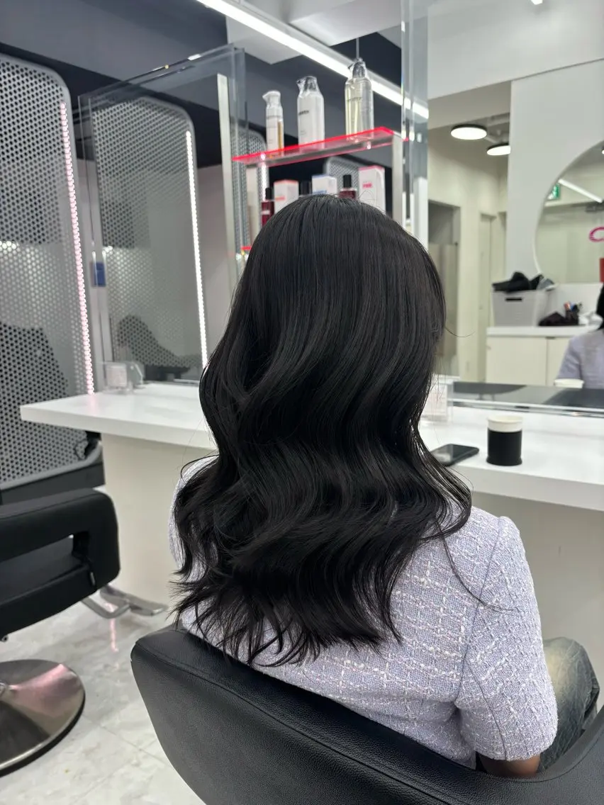 セミロング カラー 抜け感レイヤー︴ ニュアンスカラーのヘアスタイル