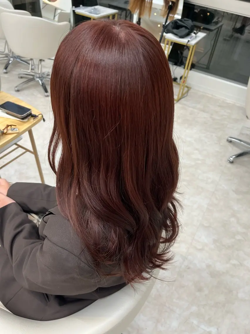 ロング カラー レッドカラー ナチュラルヘア🦋 のの  YECCAのヘアスタイル