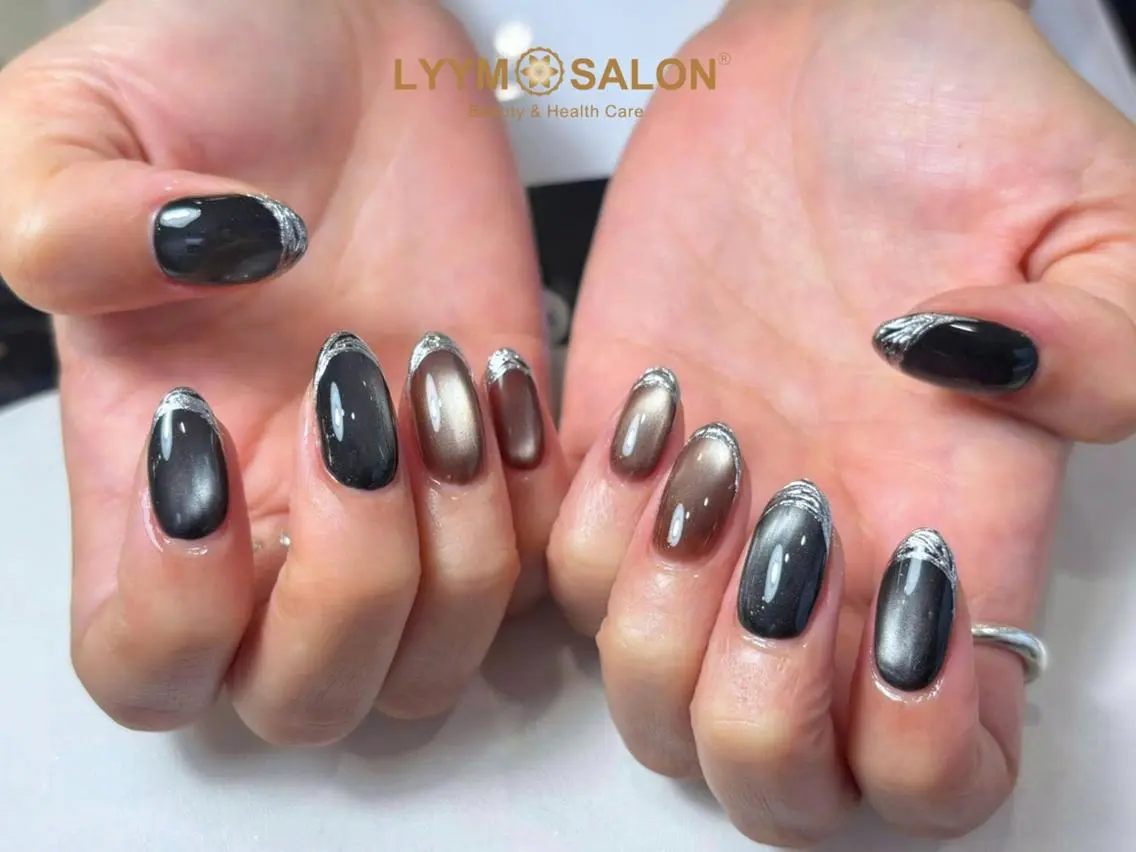 ネイル ブラウン ジェルネイル 韓国ネイル マグネットネイル シルバー ハンドネイル LYYM Salonのネイルデザイン