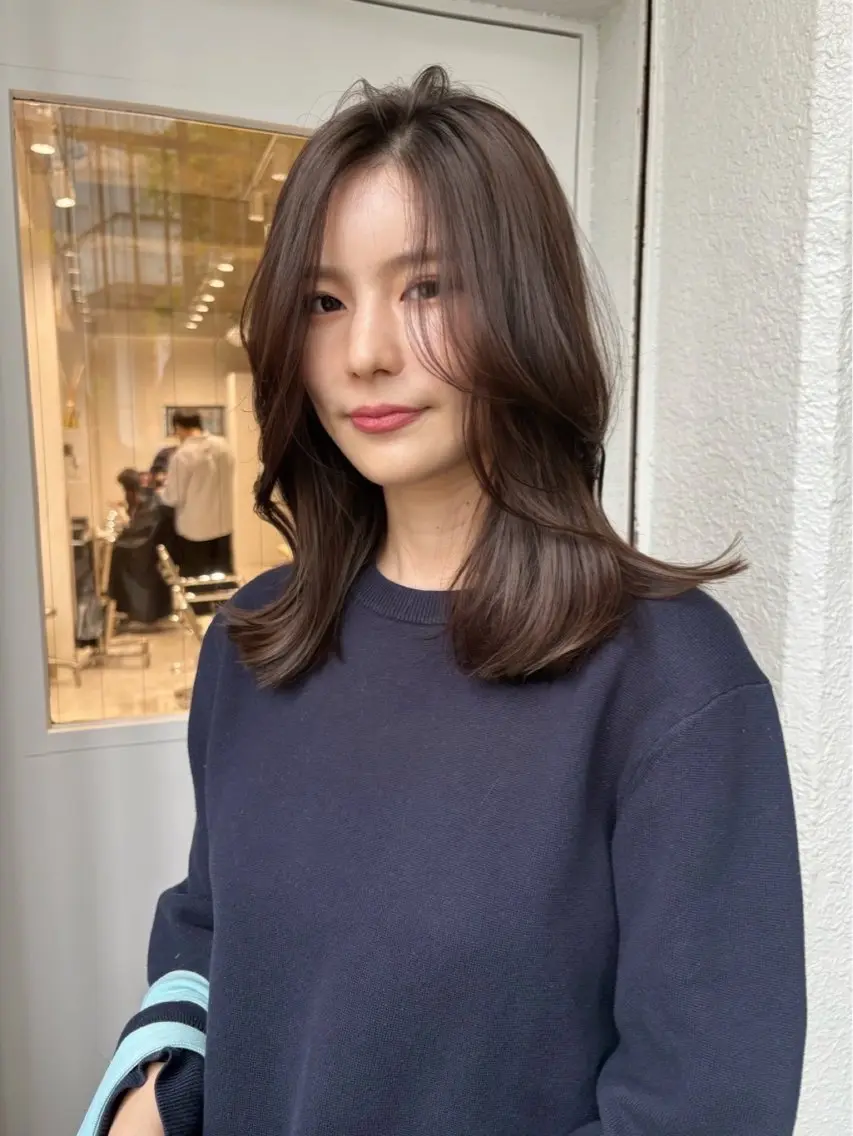 セミロング カラー ブラウンカラー ピンクカラー くびれヘア かきあげバング オリーブカラー/ レイヤー/ ローレンのヘアスタイル