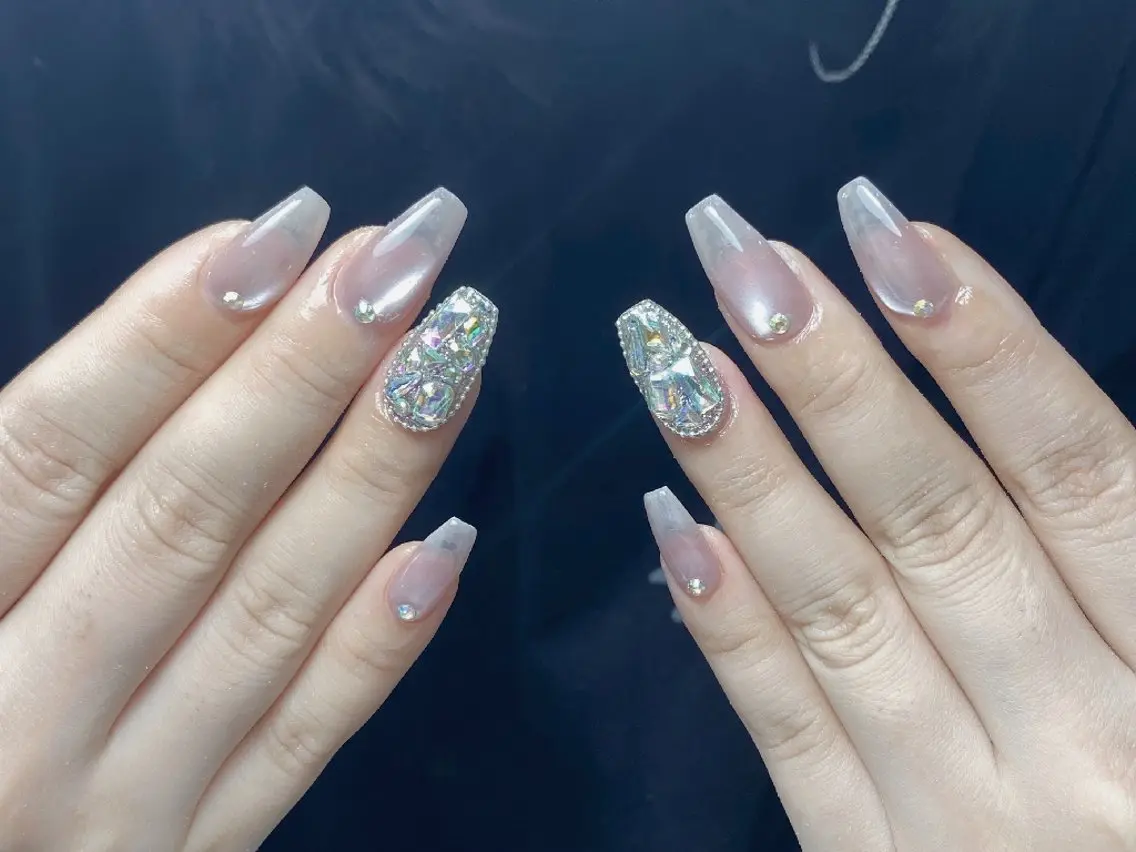 ネイル チークネイル フレンチネイル ジェルネイル ガーリー キラキラネイル ハンドネイル UM Nail Salonのネイルデザイン