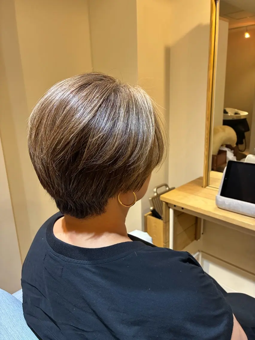 ショート カラー 鍋島 くるみのヘアスタイル