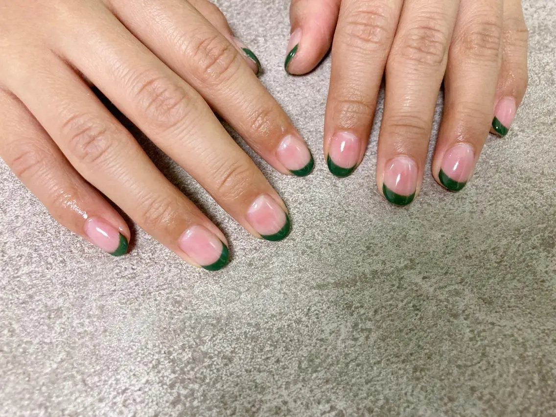 ネイル フレンチネイル グリーン mogunail &blowのネイルデザイン