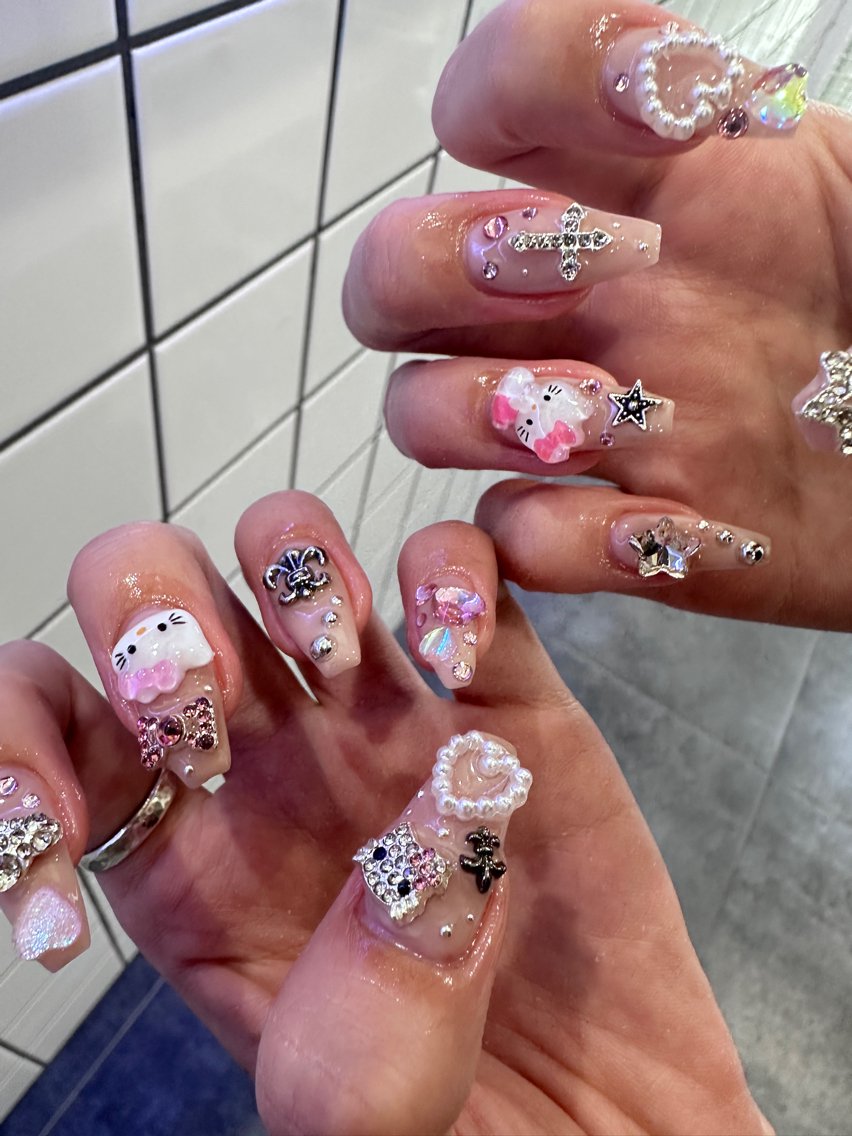 ネイル ♱˖⁺ 𝒎𝒐𝒑𝒊 ⁺のネイルデザイン