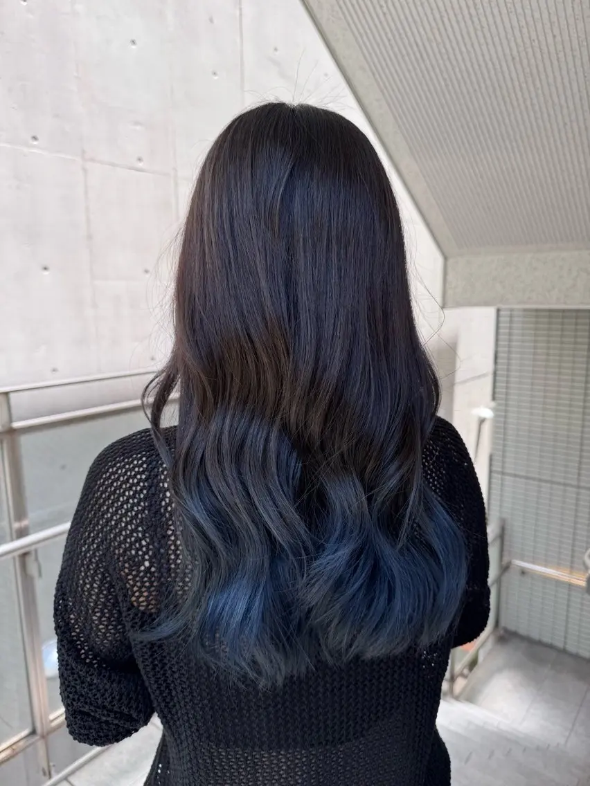 ロング カラー 黒髪 ブリーチ ブルーカラー ブルーブラック グラデーションカラー ヘアカラー トリートメント 三浦 政和のヘアスタイル