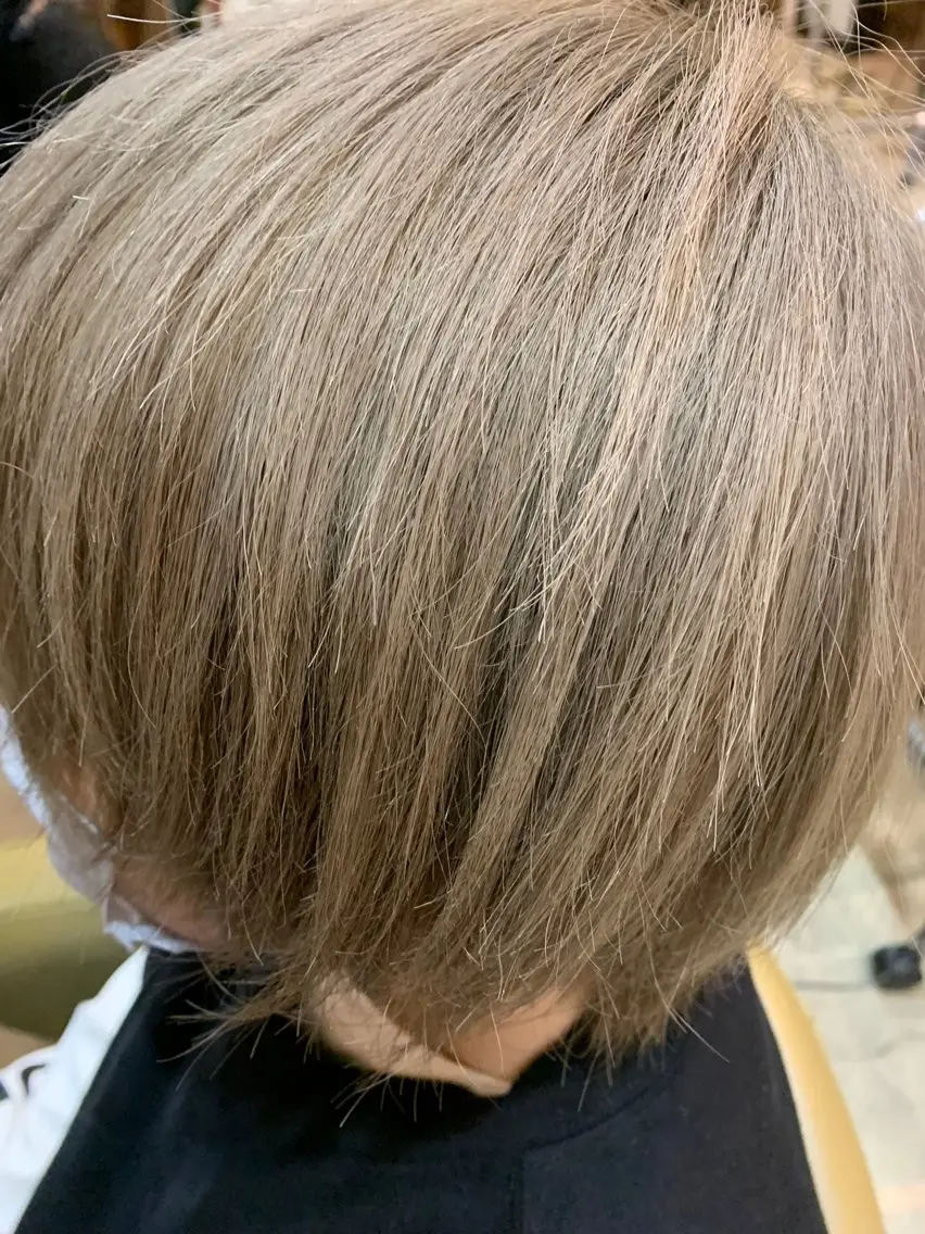 カラー ベージュカラー ブリーチ 礒谷 夏帆のヘアスタイル