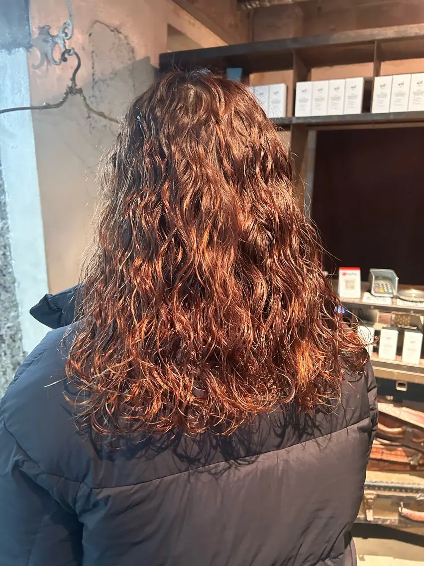 ミディアム カラー パーマ ミディアムパーマ ニュアンスパーマ プードルパーマ スパイラルパーマ お任せヘア☘️☘️ 及川渚のヘアスタイル