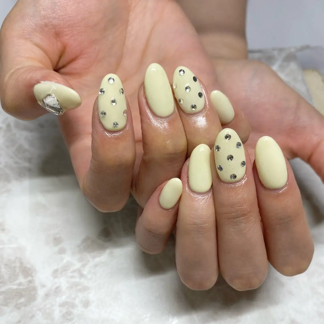 ネイル ドット ハンドネイル ハンドケア 🫧RaLa ⭐︎AYAKA🫧のネイルデザイン