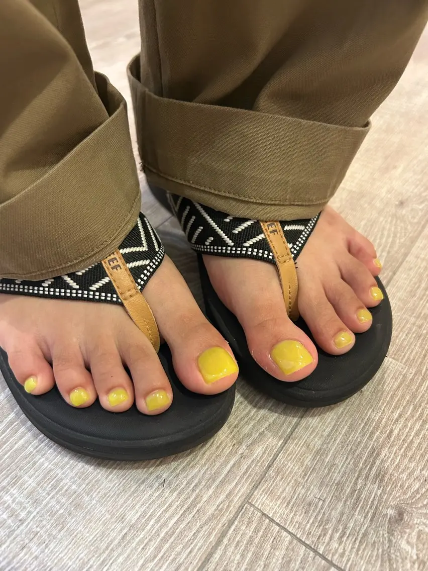 ネイル フットネイル 黄色 村上 里緒菜のネイルデザイン