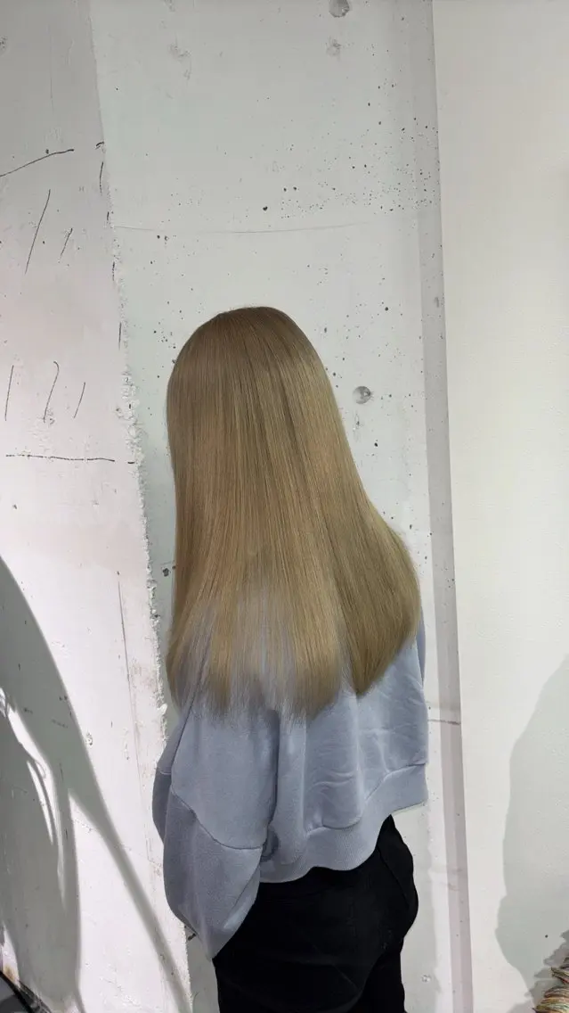 ロング カラー ベージュカラー ブロンド ブロンドベージュ ロング 松崎 真衣のヘアスタイル