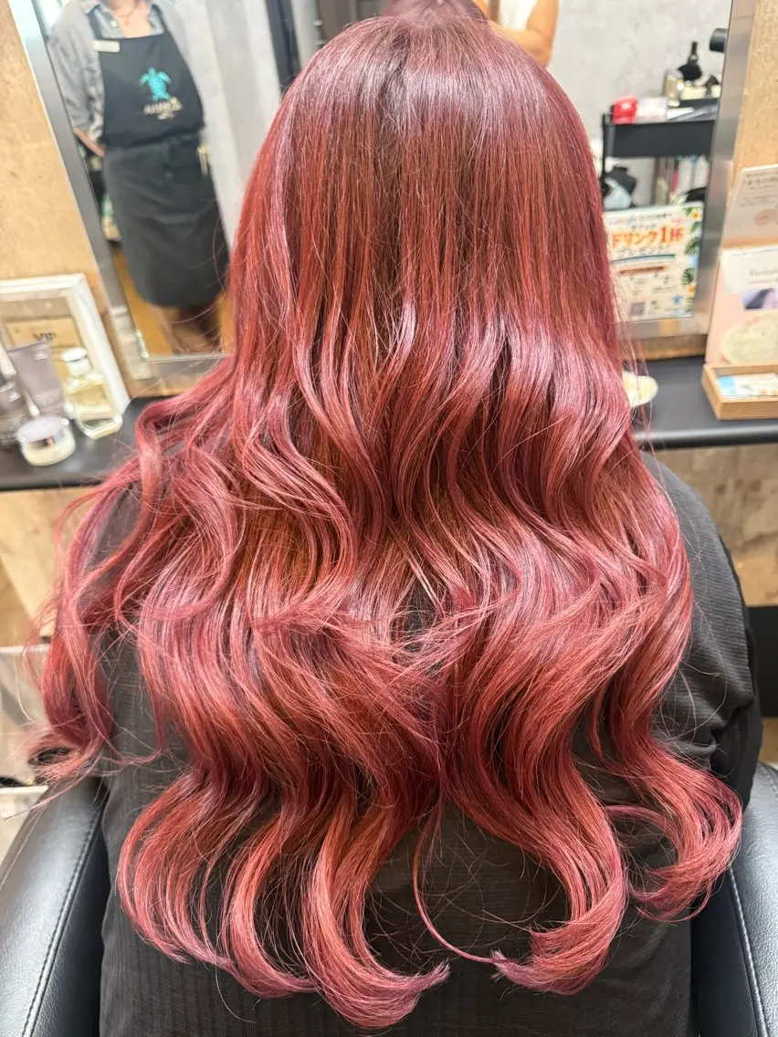 カラー ピンクカラー ALOHANA + 一華のヘアスタイル
