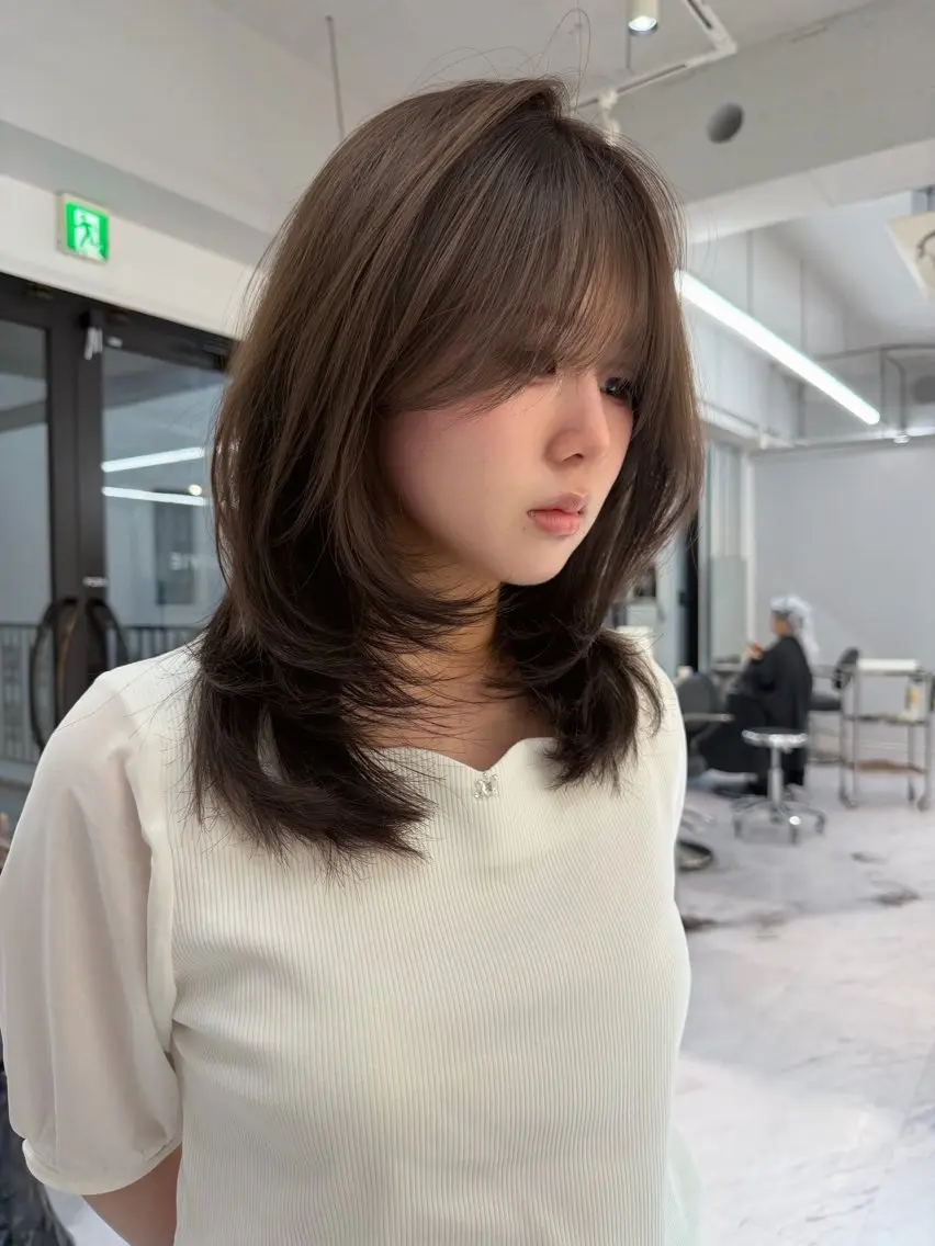 ミディアム カラー ミディアムレイヤー ベージュカラー ブリーチ ケアブリーチ デザインカラー カット ヘアカラー TATSUブリーチ/ ミルクティーベージュのヘアスタイル