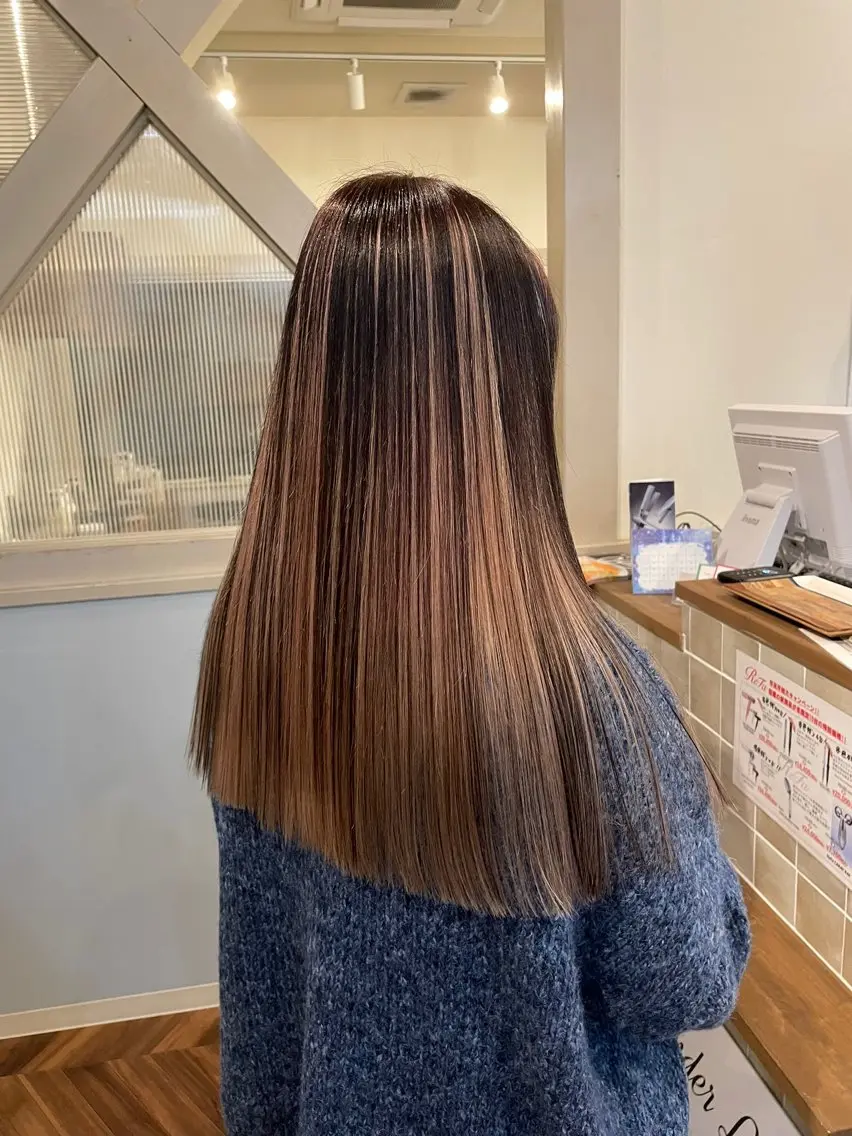 ロング moe🥣レイヤー カット/透明感カラーのヘアスタイル
