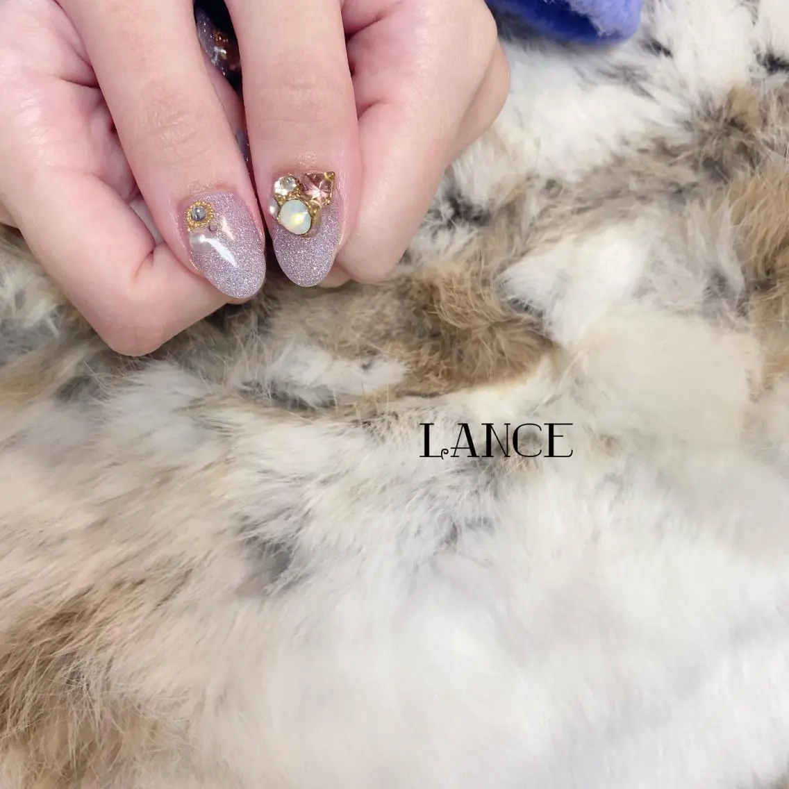 ミディアム ネイル オーロラネイル フレンチネイル ワンホンネイル 冬ネイル Lance nailのネイルデザイン