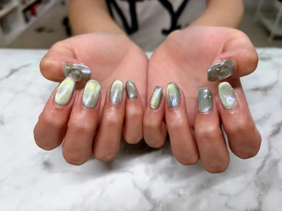 ネイル オーロラネイル グリーン 氷ネイル・うるうるネイル マグネットネイル Lani🌈Nail Konatsuのネイルデザイン