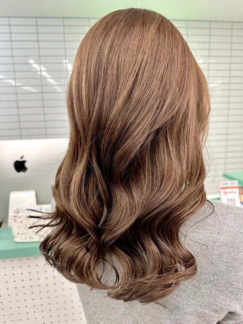セミロング ハイライト カット ヘアカラー トリートメント 💚透明感カラー💚 ♻️本間♻️のヘアスタイル