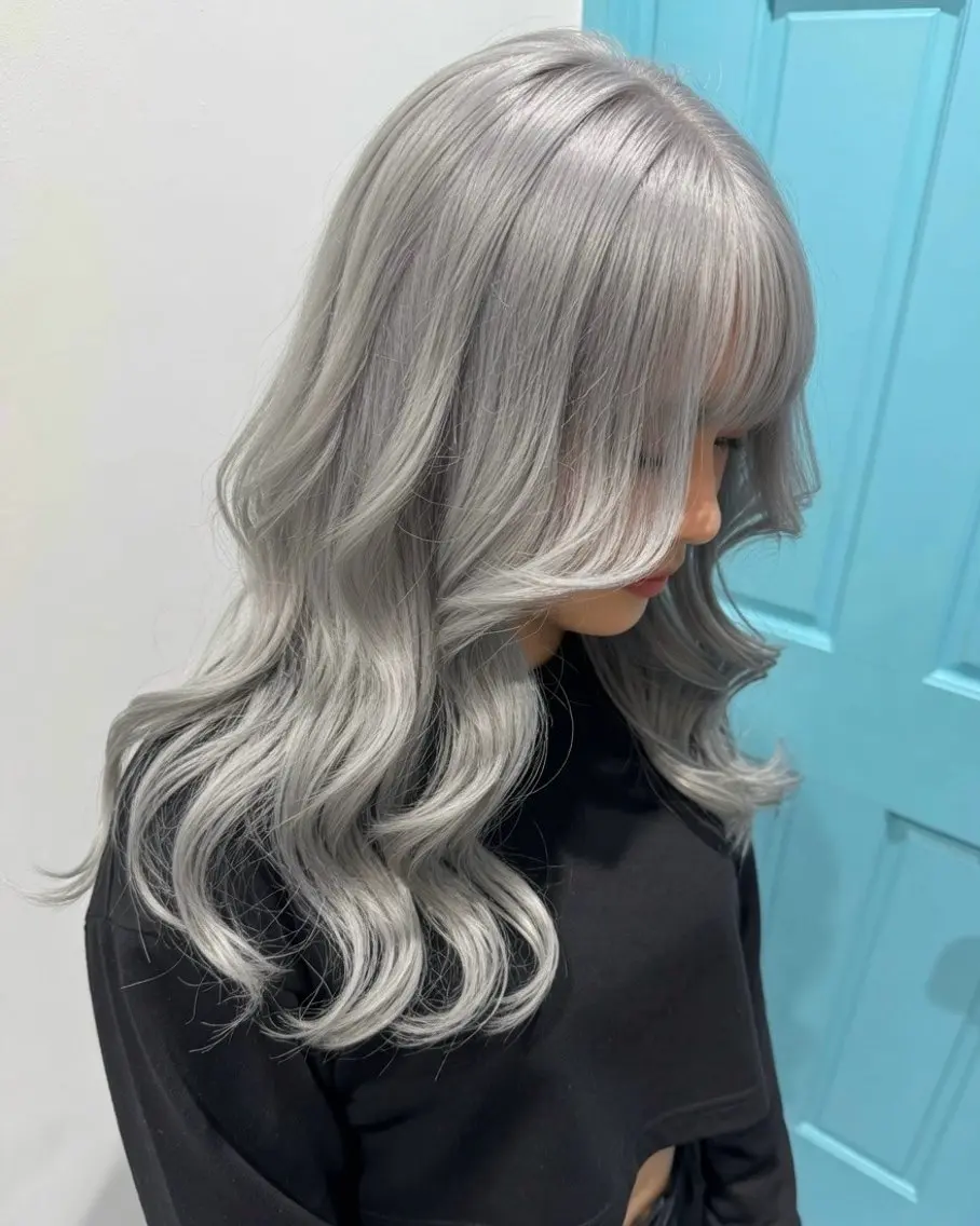 セミロング カラー ヘアアレンジ ブリーチ ケアブリーチ グレージュ ハイトーンカラー シルバー ヘアカラー ハイトーン特化🤍 浦住のヘアスタイル