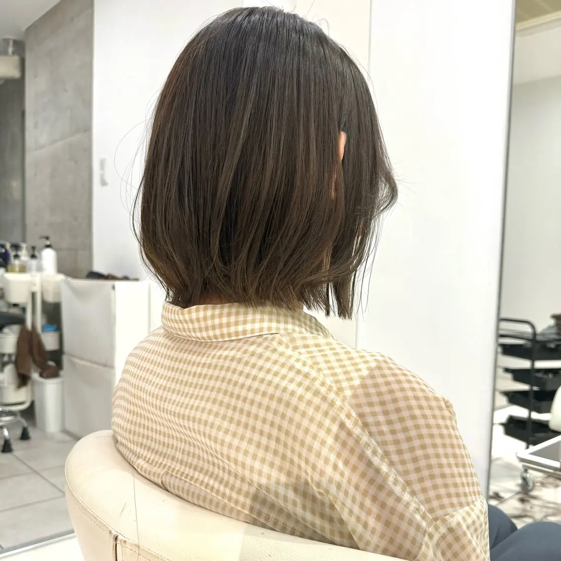 ショート カラー 切りっぱなしボブ ベージュカラー オリーブベージュ ボブ 畔上 尚也のヘアスタイル