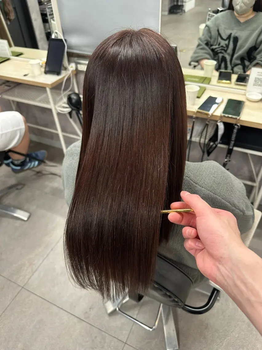 セミロング カット ヘアカラー トリートメント 艶髪、髪質改善 富田隼仁のヘアスタイル