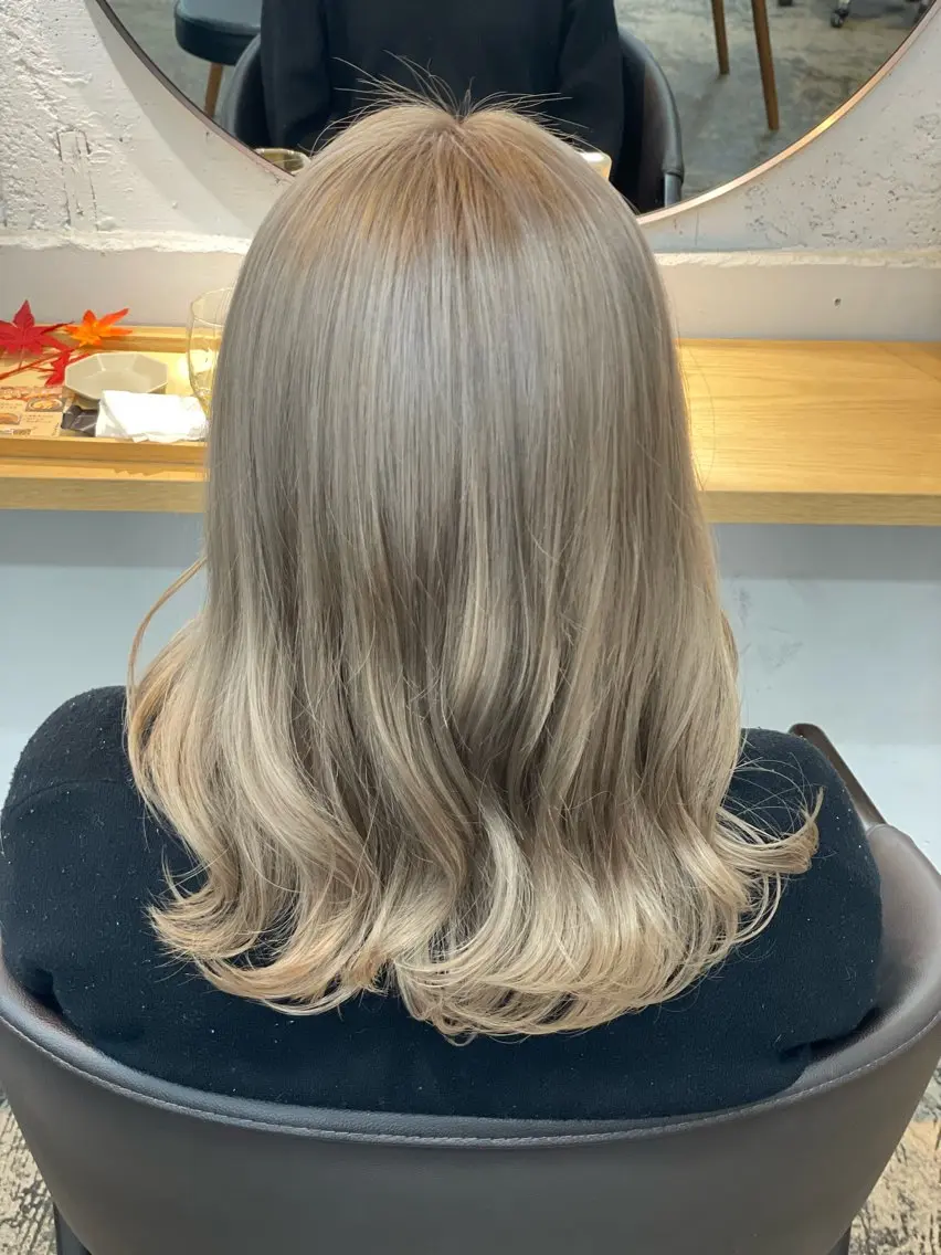 セミロング カラー ベージュカラー ブリーチ ミルクティーベージュ 透明感カラー さきのヘアスタイル