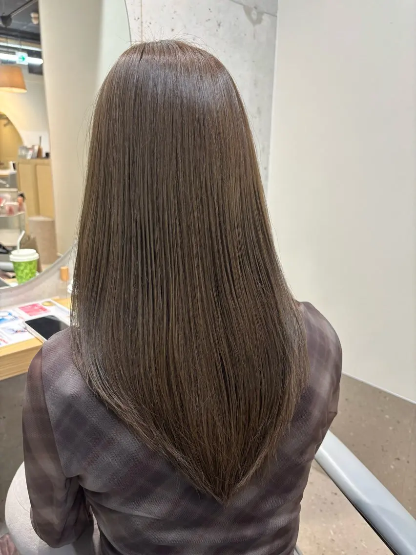 ロング カラー グレージュ オリーブグレージュ オリーブグレー 透明うる艶カラー🫧 Cara ココロのヘアスタイル