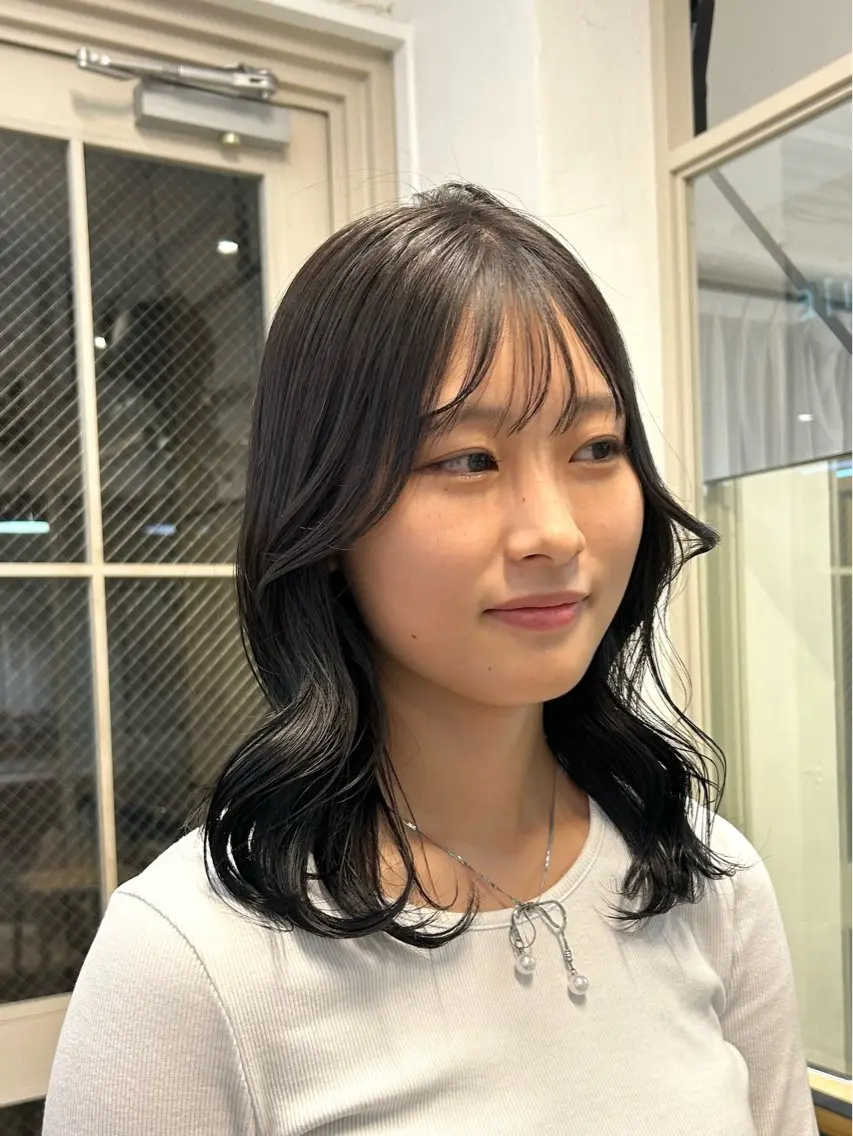 カラー 黒髪 ブルーカラー ブルーブラック lomalia moekaのヘアスタイル
