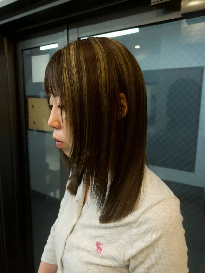 ミディアム 顔まわりレイヤー レイヤーカット カット tiel 小山莉々のヘアスタイル