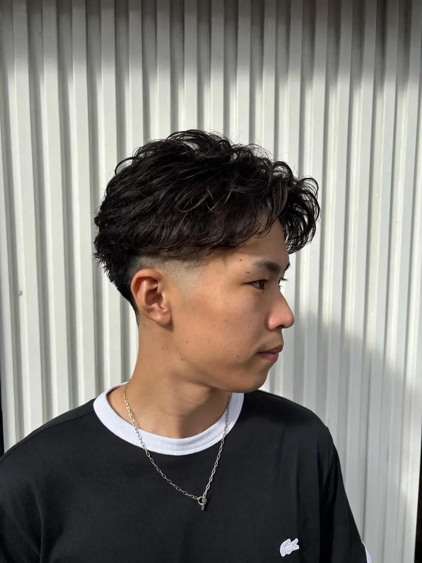 ショート メンズ フェードカット フェザーパーマ メンズパーマ ショートヘア フェザーパーマメンズ ピンパーマ京都駅前のヘアスタイル