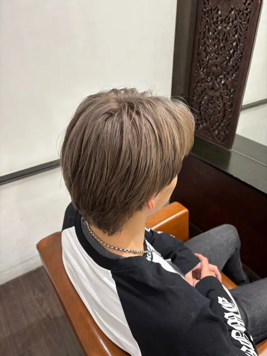 ショート カラー メンズ メンズブリーチ メンズハイトーン ブリーチ グレージュ ハイトーンカラー ヘアカラー トリートメント 本間友也/透明感 /ハイトーンのヘアスタイル