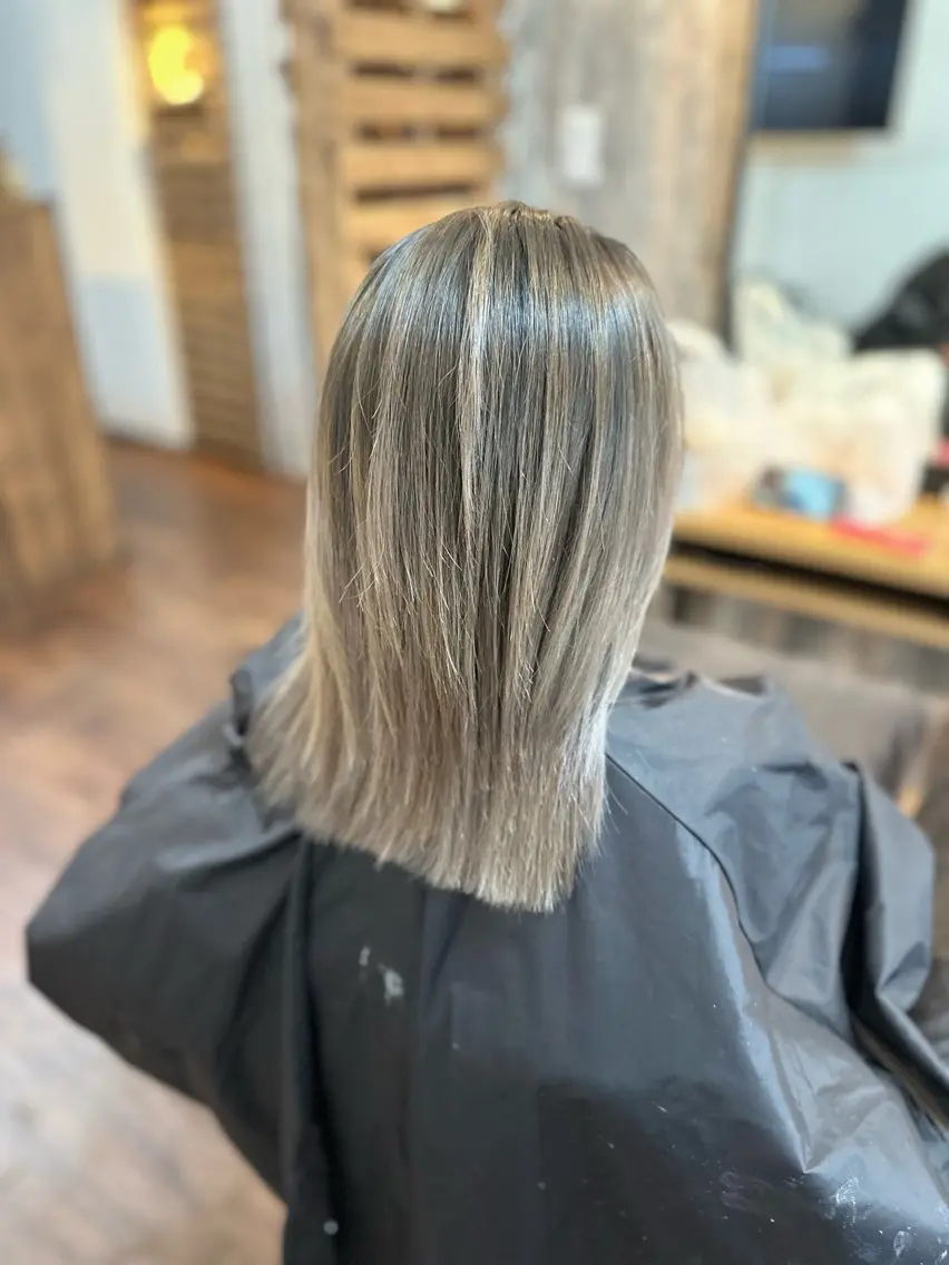 ミディアム カラー バレイヤージュ ブリーチ レイヤーカット カット ヘアカラー トリートメント Luzir⭐︎ GEN⭐︎のヘアスタイル