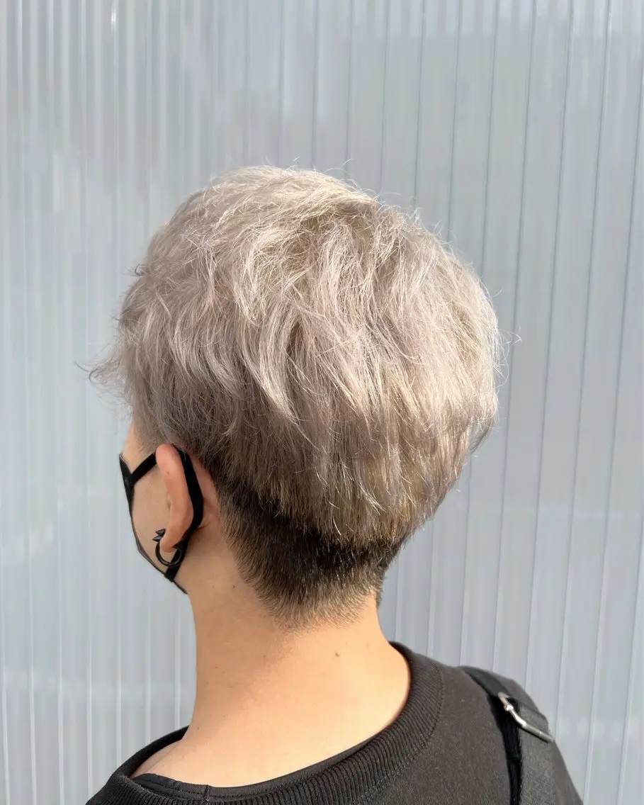 ショート カラー メンズ メンズハイトーン 刈り上げ ベージュカラー ハイトーンカラー ホワイトベージュ まさき✂︎ /ブリーチカラーのヘアスタイル