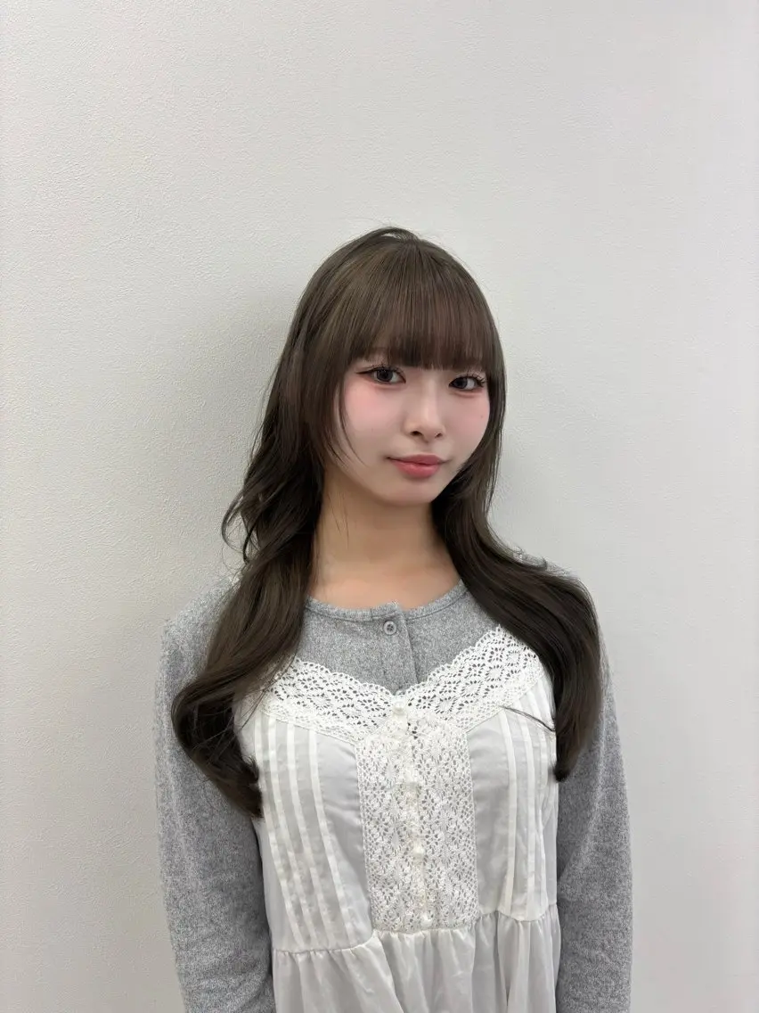ロング カラー 抜け感レイヤー︴ ニュアンスカラーのヘアスタイル