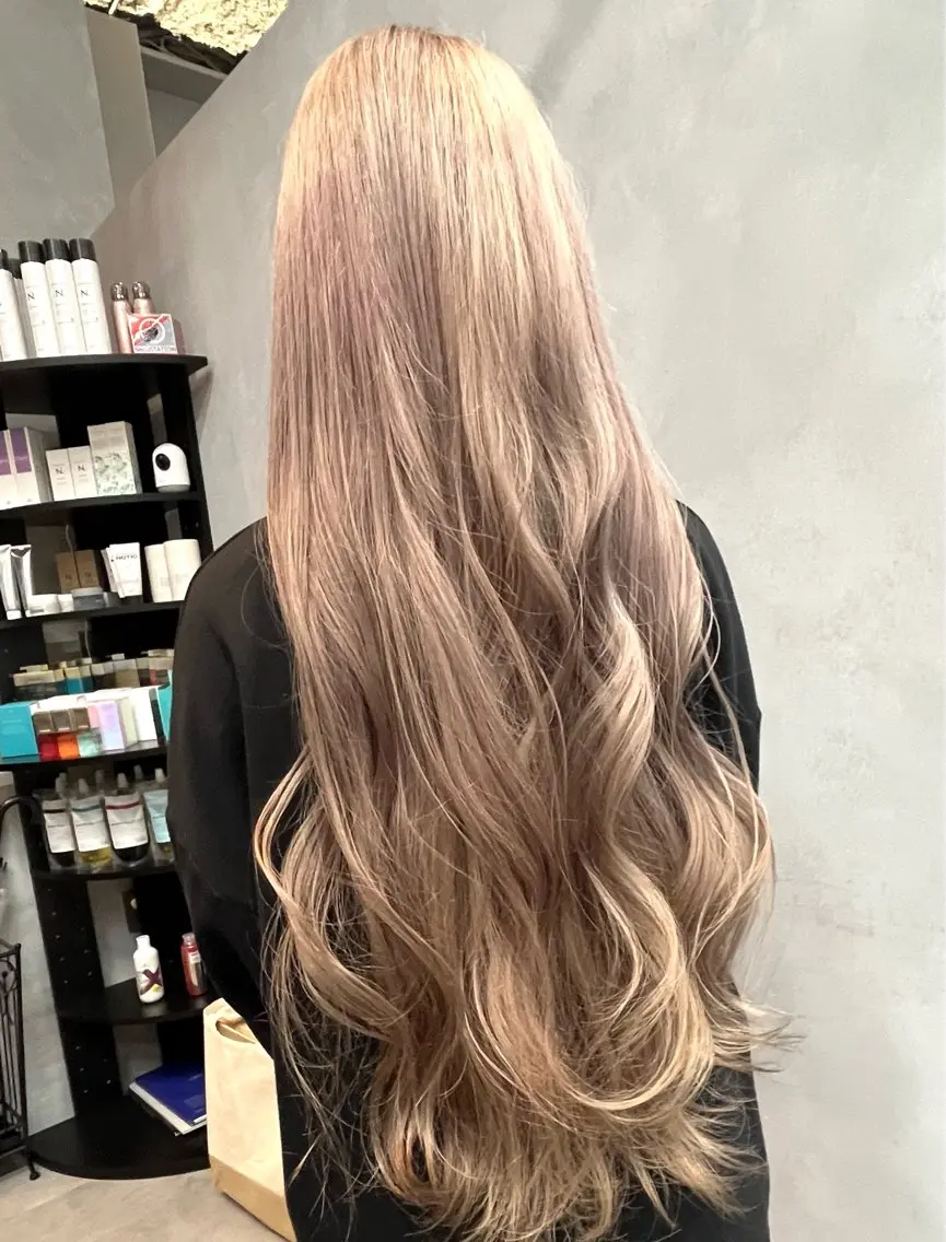 ロング カラー ベージュカラー ブラウンカラー ブラウンベージュ くすみブラウン ハイトーンカラー ヘアカラー 🎀♥️推しカラー tomoka💜🍭のヘアスタイル