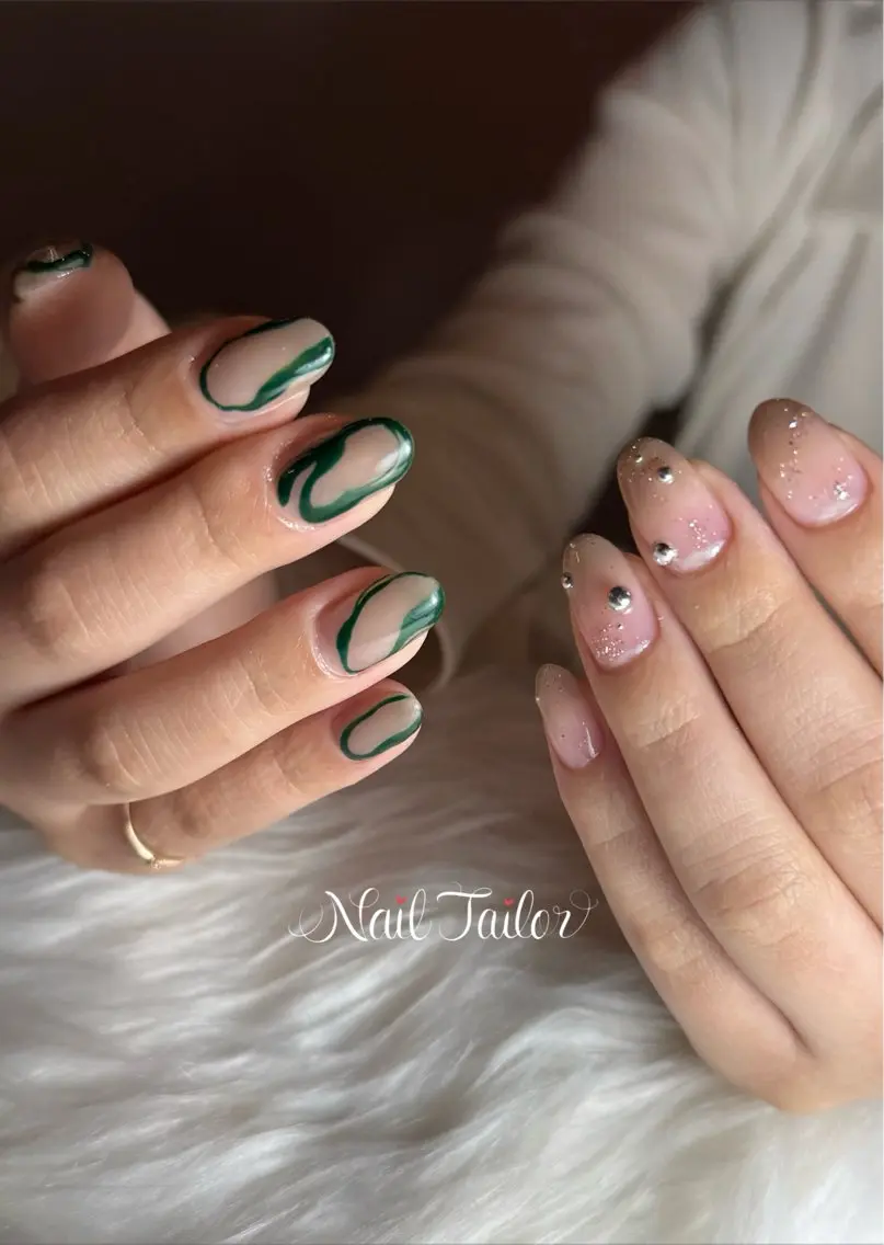 ネイル グリーン キラキラネイル 持ち込み ニュアンスネイル オフィスネイル ハンドネイル NailTailor ネイルテイラーのネイルデザイン
