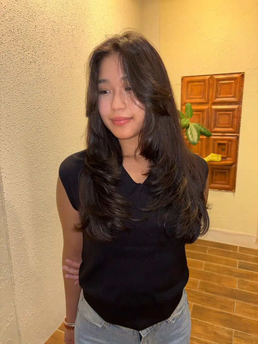 ロング カット 角田 桃香のヘアスタイル