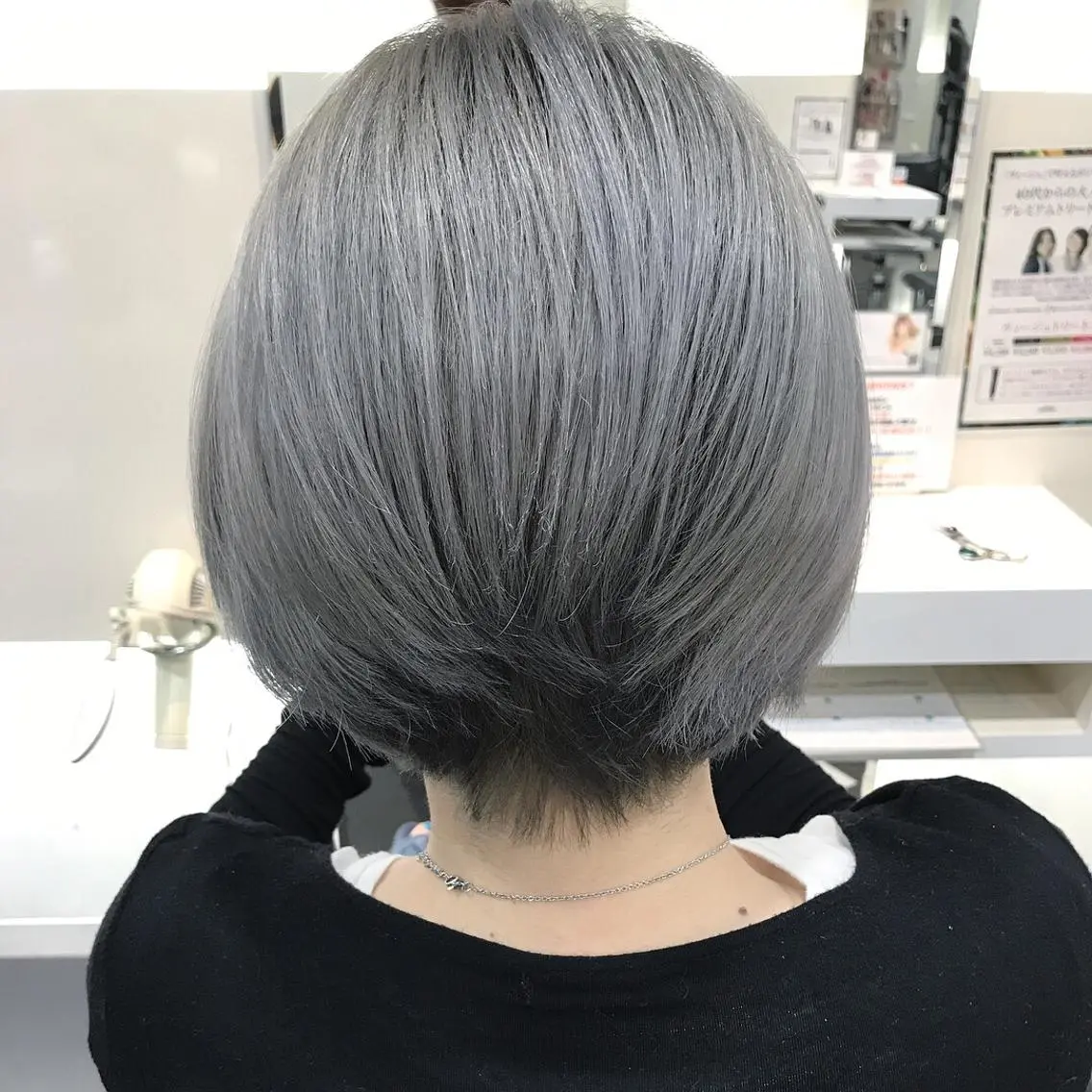 ショート カラー ブリーチ シルバー 大久保 隆蔵のヘアスタイル